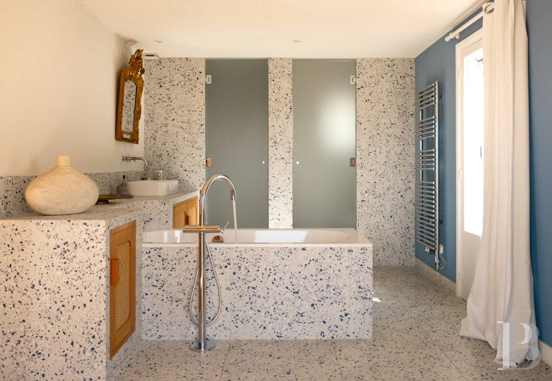 A 1930s villa facing the sea on Cap d'Antibes, in the Alpes-Maritimes department - photo  n°13