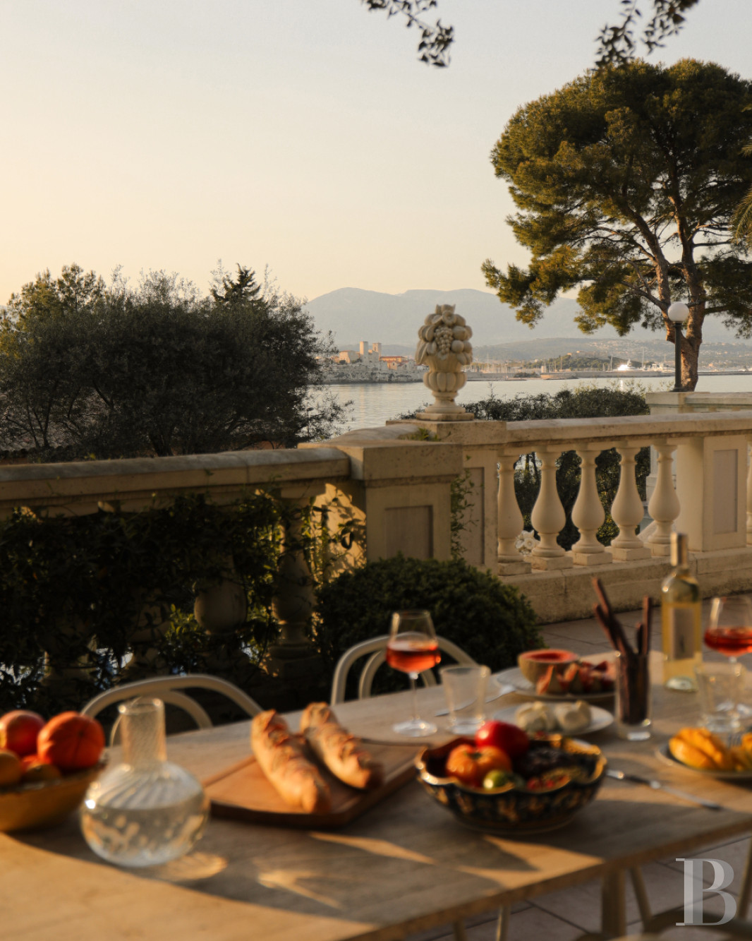 Sur le Cap d'Antibes, dans les Alpes-Maritimes, une villa des années 1930 tournée vers la mer - photo  n°16