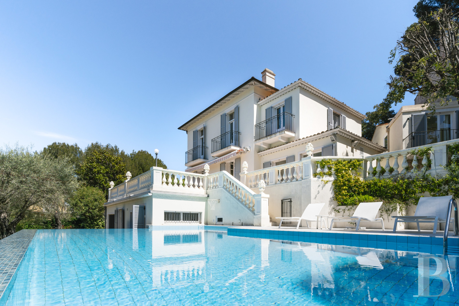 A 1930s villa facing the sea on Cap d'Antibes, in the Alpes-Maritimes department - photo  n°27
