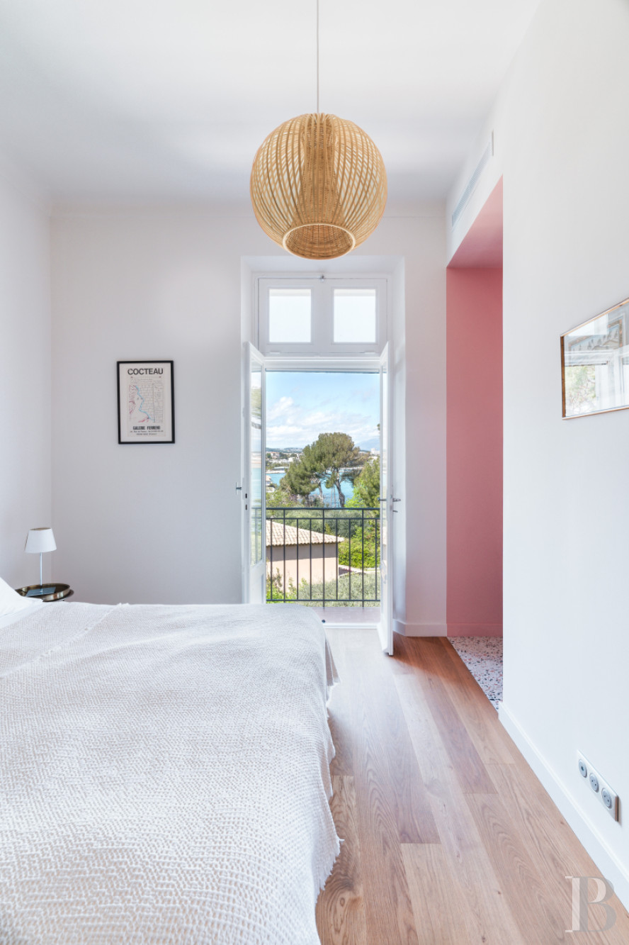 A 1930s villa facing the sea on Cap d'Antibes, in the Alpes-Maritimes department - photo  n°15