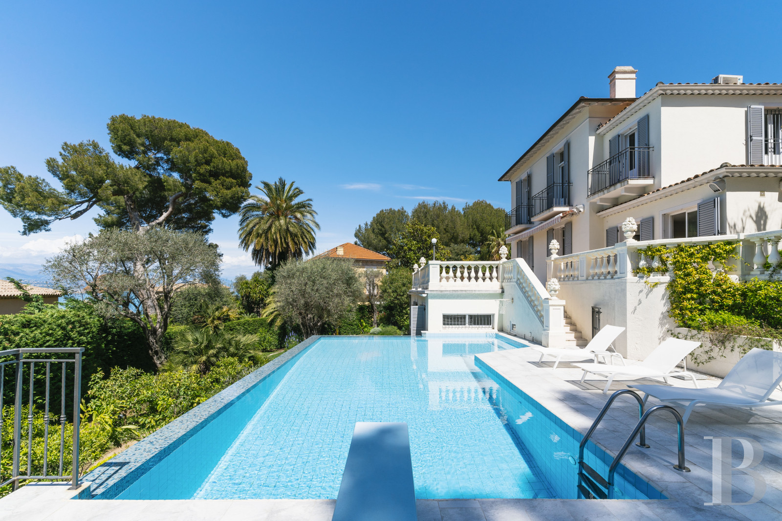 A 1930s villa facing the sea on Cap d'Antibes, in the Alpes-Maritimes department - photo  n°1