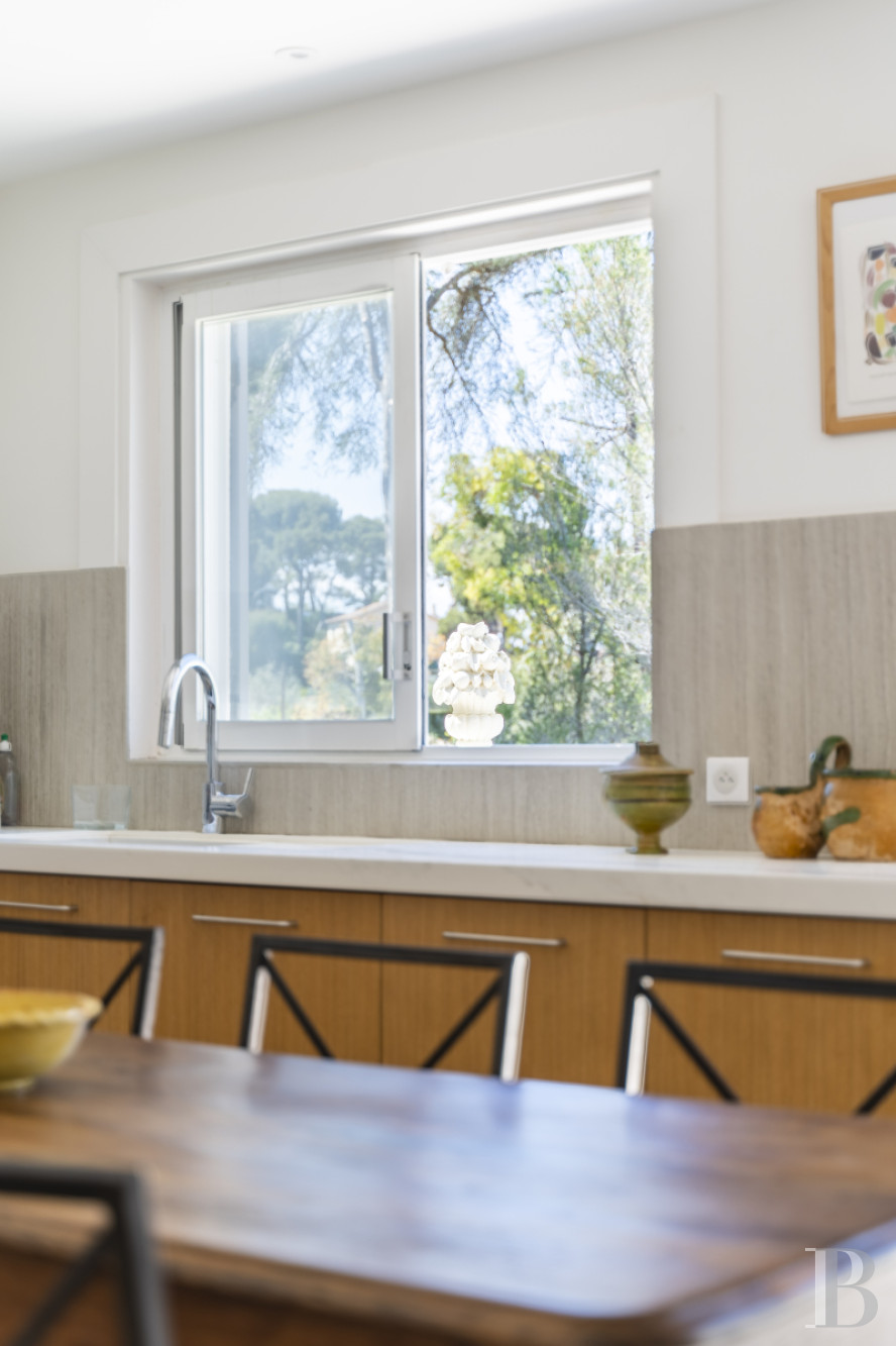 Sur le Cap d'Antibes, dans les Alpes-Maritimes, une villa des années 1930 tournée vers la mer - photo  n°6