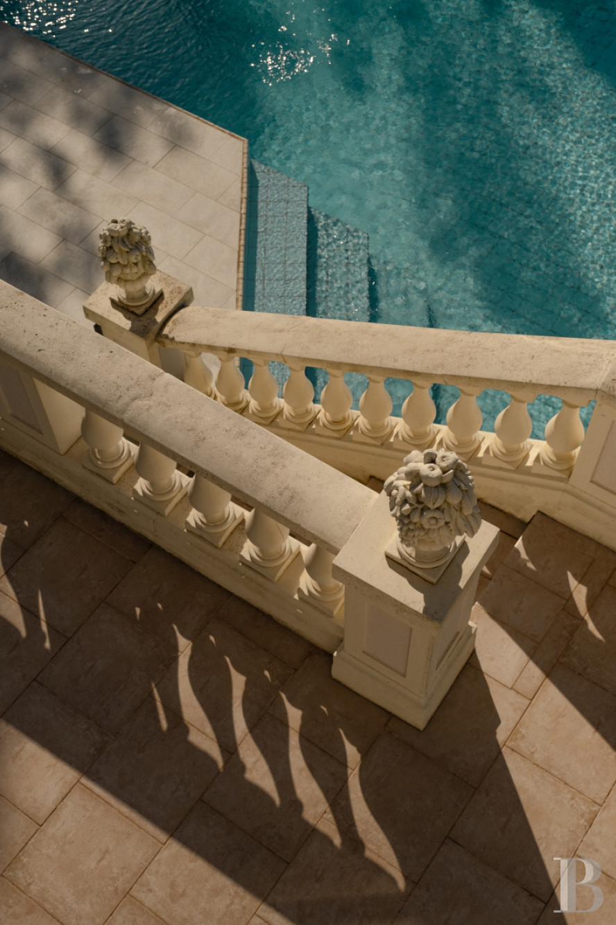 Sur le Cap d'Antibes, dans les Alpes-Maritimes, une villa des années 1930 tournée vers la mer - photo  n°18