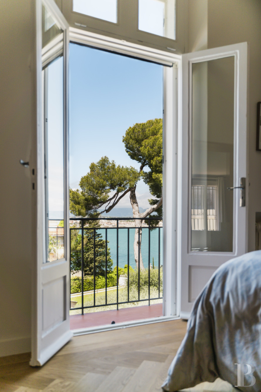 A 1930s villa facing the sea on Cap d'Antibes, in the Alpes-Maritimes department - photo  n°10