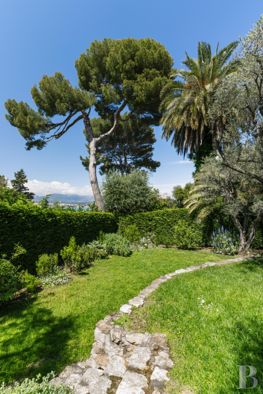 A 1930s villa facing the sea on Cap d'Antibes, in the Alpes-Maritimes department - photo  n°3