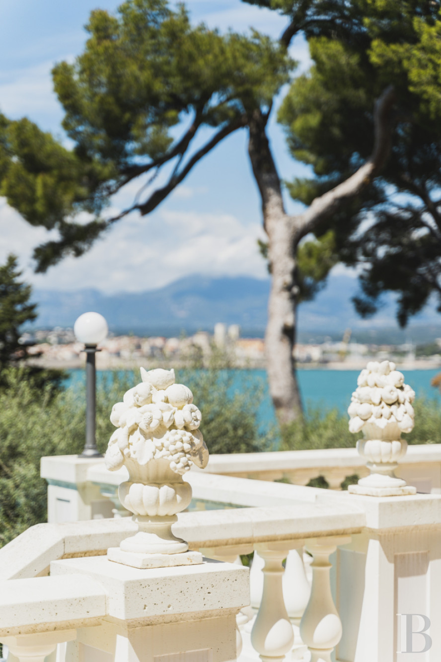 A 1930s villa facing the sea on Cap d'Antibes, in the Alpes-Maritimes department - photo  n°6