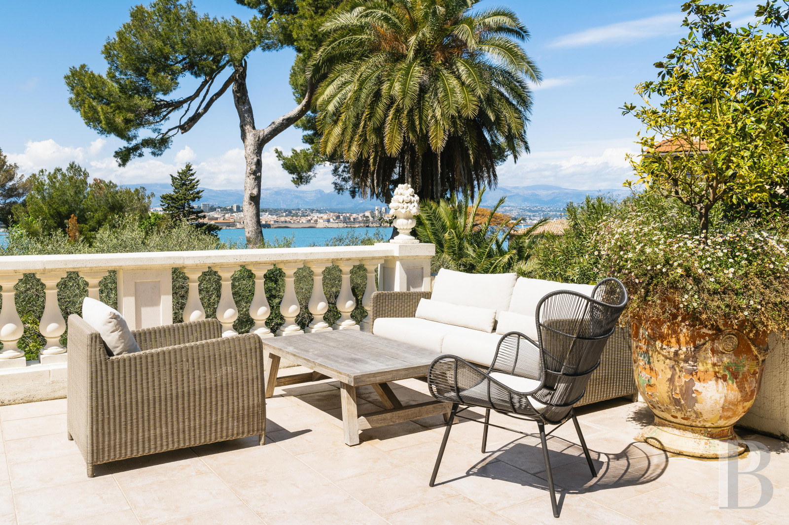 A 1930s villa facing the sea on Cap d'Antibes, in the Alpes-Maritimes department - photo  n°24