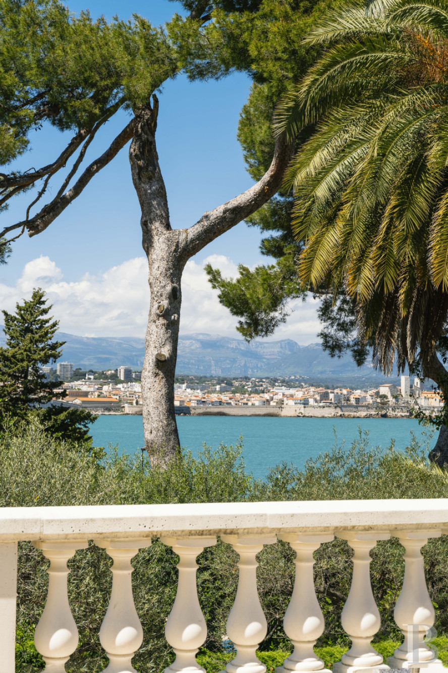 A 1930s villa facing the sea on Cap d'Antibes, in the Alpes-Maritimes department - photo  n°2