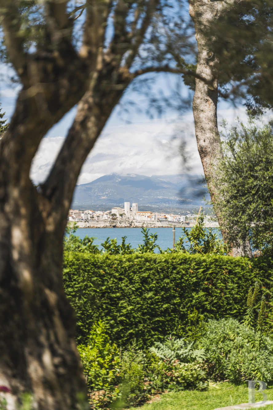 A 1930s villa facing the sea on Cap d'Antibes, in the Alpes-Maritimes department - photo  n°17