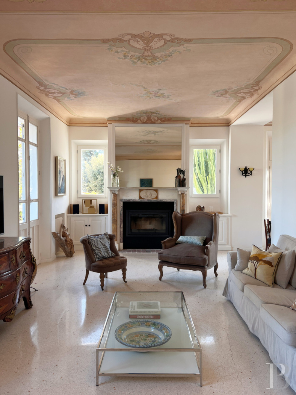 Sur le Cap d'Antibes, dans les Alpes-Maritimes, une villa des années 1930 tournée vers la mer - photo  n°3