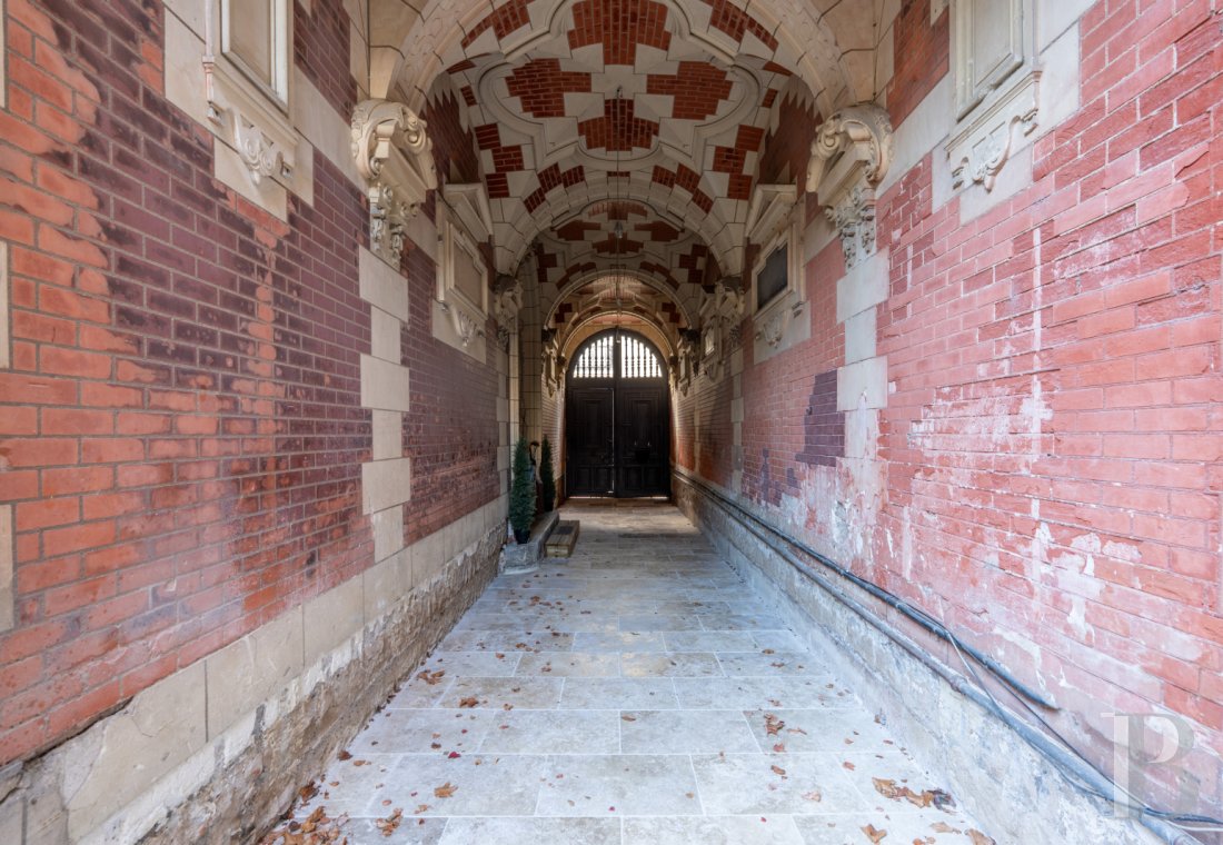 Character houses for sale - center-val-de-loire - Dans le centre de Tours, entre cours et jardin, un hôtel particulier du 19e s. et ses annexes aménagées