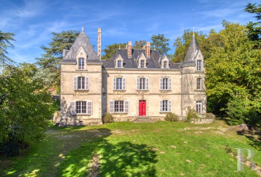 pays-de-loire - A 19th-century mansion with former outbuildings in 1-hectare grounds, in the centre of a village in the northwest of the Vendée area