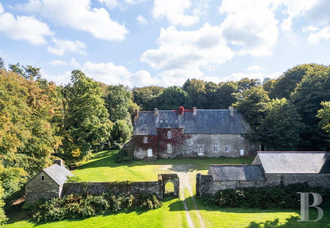 manoirs à vendre - bretagne - Dans le Pays de Saint-Brieuc, à moins de 10 min de la ville de Quintin, un manoir du 16e s. inscrit MH et son parc de 6 ha