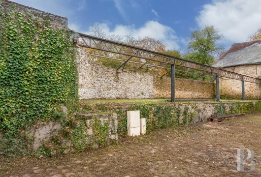 ile-de-france - À 55 km au sud de Paris et à 10 km au nord de Fontainebleau, un quai de chargement sur cour d'une ancienne distillerie du 19e s.