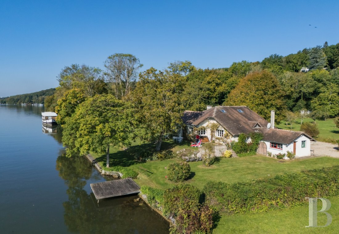 Character houses for sale - ile-de-france - A dwelling from the 1930s, with private banks along the Seine,  small outbuildings and an orchard, less than fifty kilometres from Paris