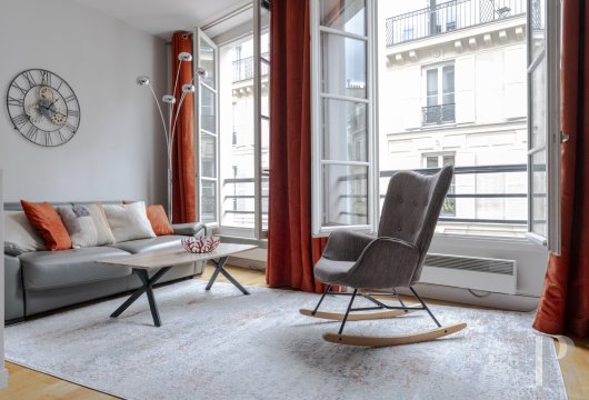 paris - À Paris 5e arrondissement, dans le Quartier latin et à deux pas du musée de Cluny, un appartement de 48 m² dans un immeuble du 19e s., au troisième étage sans ascenseur