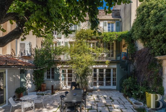 paca - En Provence, dans la ville de Carpentras, une maison bourgeoise entièrement restaurée avec jardin et piscine