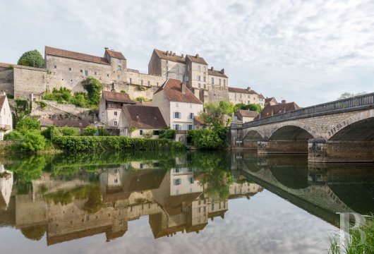 En Haute-Saône, à Pesmes, un château des 15e et 16e siècles dominant le village et la vallée de l’Ognon - photo  n°3