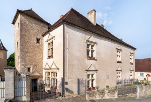 En Haute-Saône, à Pesmes, un château des 15e et 16e siècles dominant le village et la vallée de l’Ognon - photo  n°2