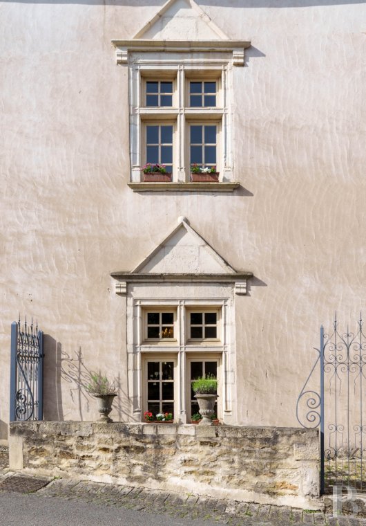 En Haute-Saône, à Pesmes, un château des 15e et 16e siècles dominant le village et la vallée de l’Ognon - photo  n°40