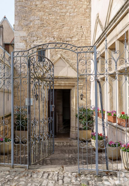 En Haute-Saône, à Pesmes, un château des 15e et 16e siècles dominant le village et la vallée de l’Ognon - photo  n°41