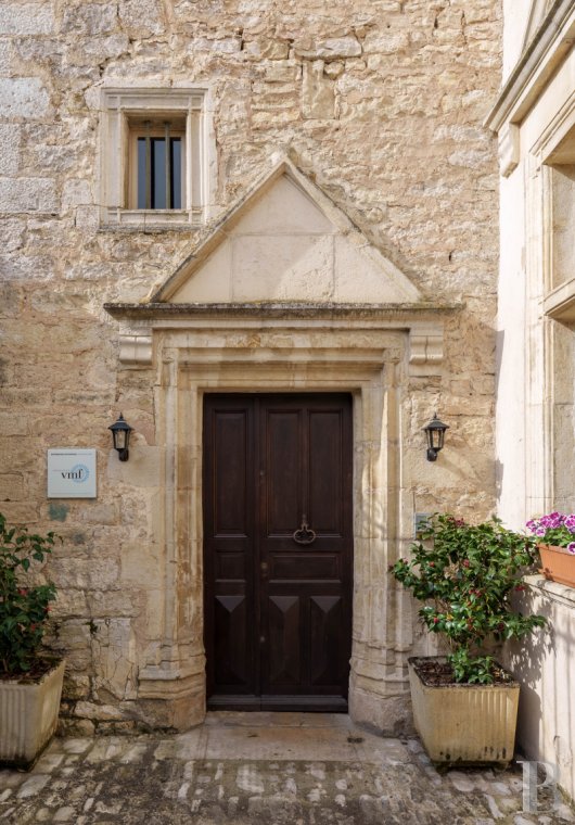 En Haute-Saône, à Pesmes, un château des 15e et 16e siècles dominant le village et la vallée de l’Ognon - photo  n°4