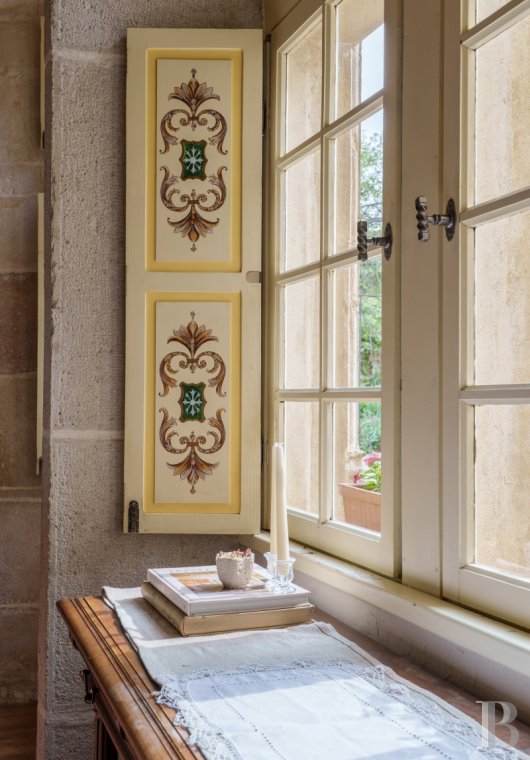 En Haute-Saône, à Pesmes, un château des 15e et 16e siècles dominant le village et la vallée de l’Ognon - photo  n°10