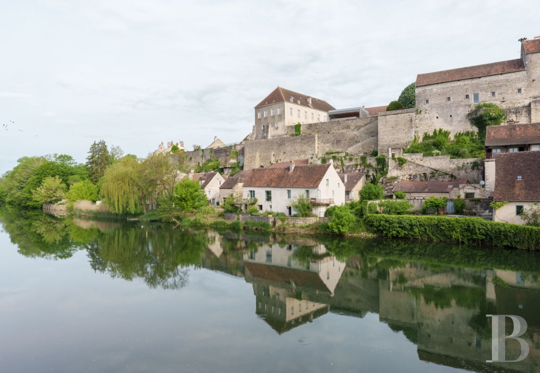 En Haute-Saône, à Pesmes, un château des 15e et 16e siècles dominant le village et la vallée de l’Ognon - photo  n°42