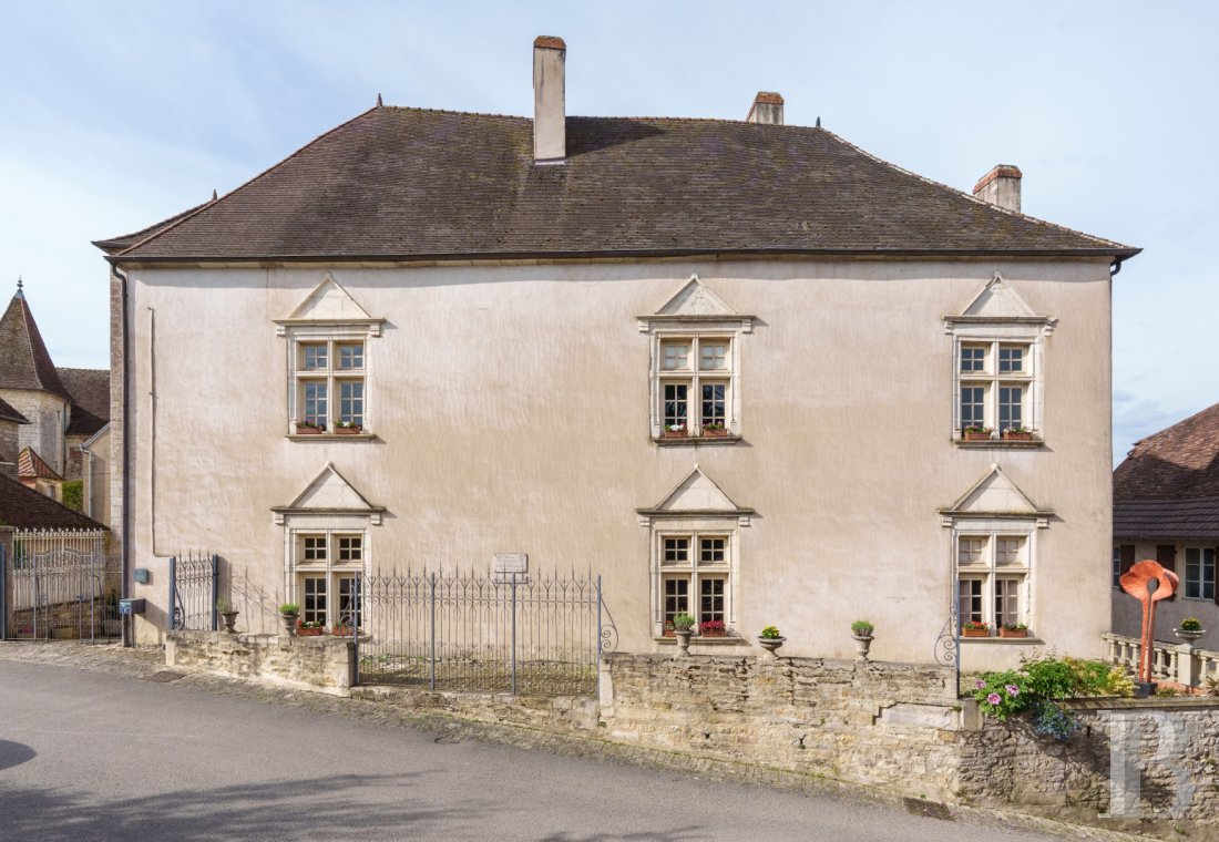 En Haute-Saône, à Pesmes, un château des 15e et 16e siècles dominant le village et la vallée de l’Ognon - photo  n°39