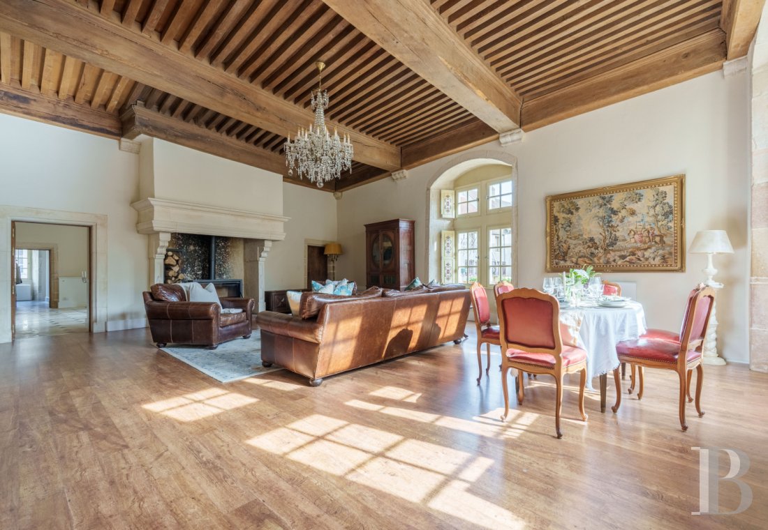 En Haute-Saône, à Pesmes, un château des 15e et 16e siècles dominant le village et la vallée de l’Ognon - photo  n°6
