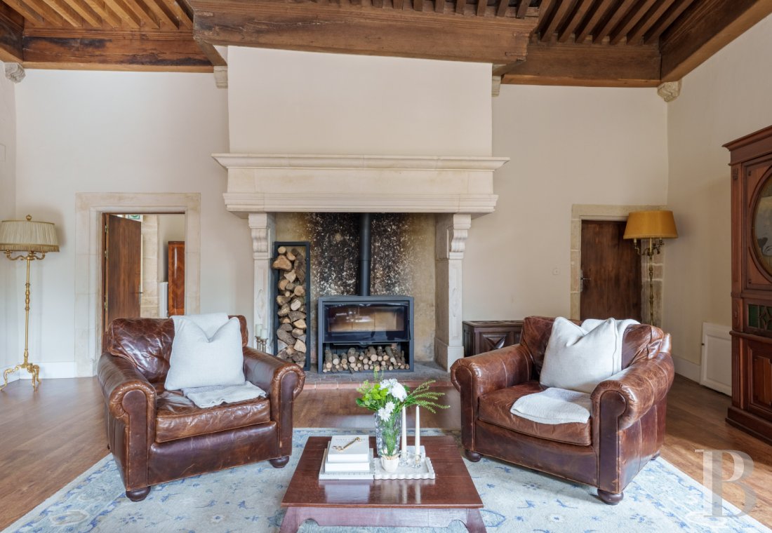 En Haute-Saône, à Pesmes, un château des 15e et 16e siècles dominant le village et la vallée de l’Ognon - photo  n°7