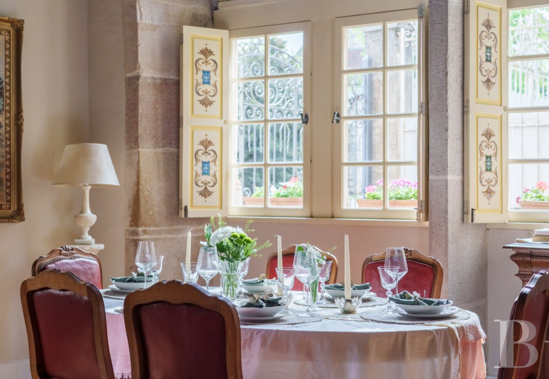 En Haute-Saône, à Pesmes, un château des 15e et 16e siècles dominant le village et la vallée de l’Ognon - photo  n°8