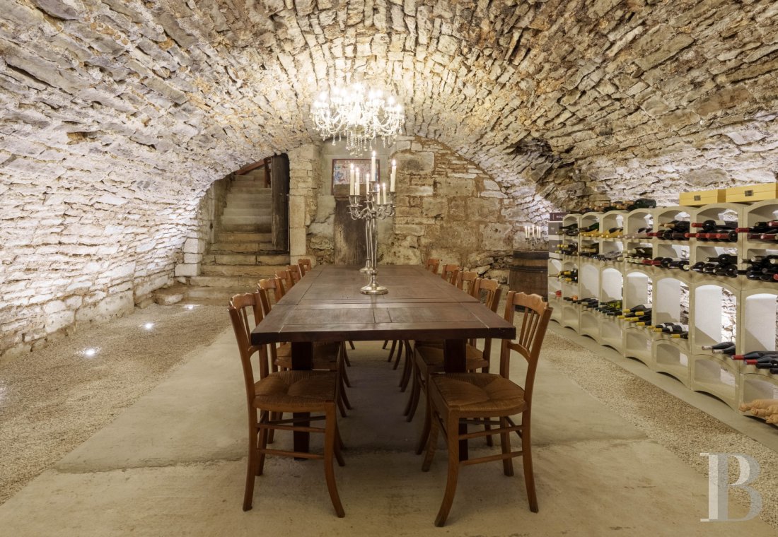 En Haute-Saône, à Pesmes, un château des 15e et 16e siècles dominant le village et la vallée de l’Ognon - photo  n°36