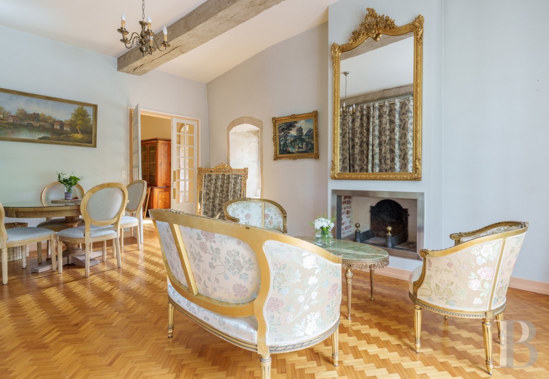 En Haute-Saône, à Pesmes, un château des 15e et 16e siècles dominant le village et la vallée de l’Ognon - photo  n°18