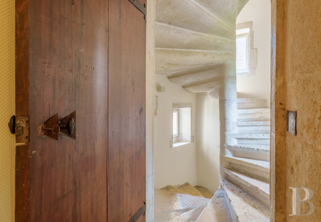 En Haute-Saône, à Pesmes, un château des 15e et 16e siècles dominant le village et la vallée de l’Ognon - photo  n°9