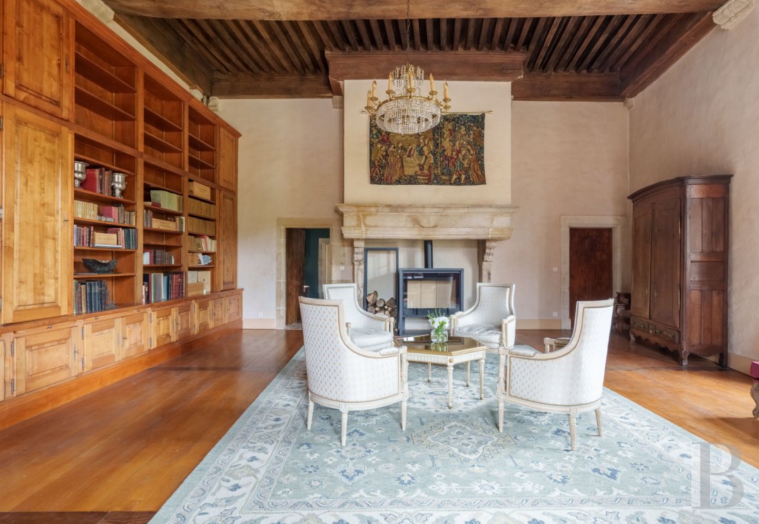 En Haute-Saône, à Pesmes, un château des 15e et 16e siècles dominant le village et la vallée de l’Ognon - photo  n°14