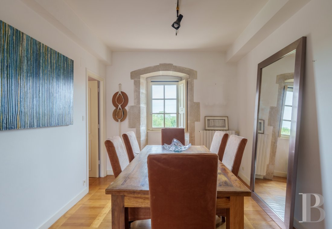 En Haute-Saône, à Pesmes, un château des 15e et 16e siècles dominant le village et la vallée de l’Ognon - photo  n°32