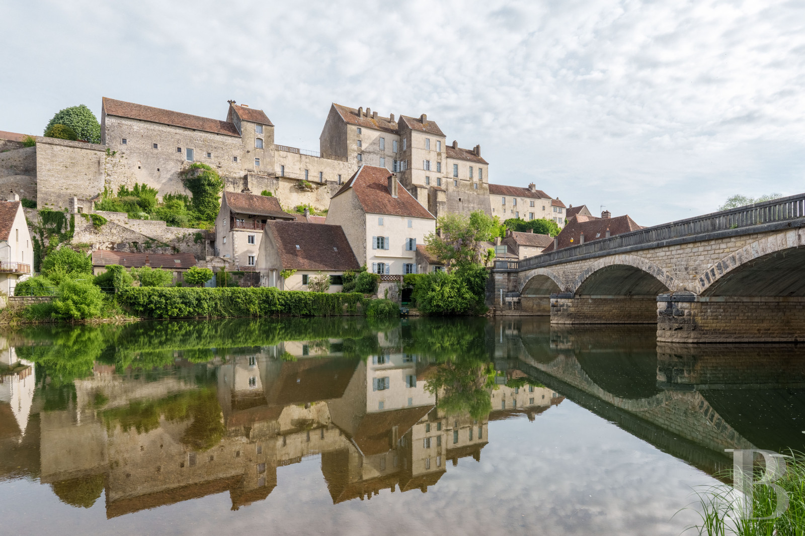 En Haute-Saône, à Pesmes, un château des 15e et 16e siècles dominant le village et la vallée de l’Ognon - photo  n°3