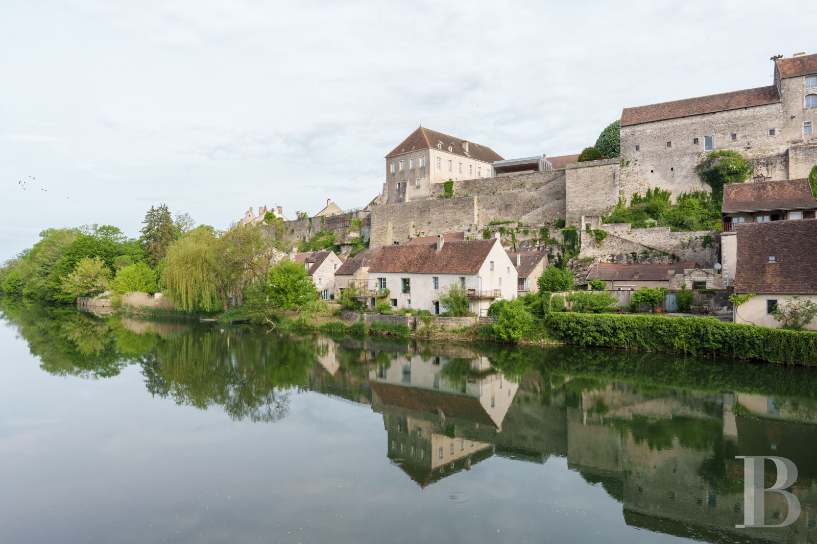 En Haute-Saône, à Pesmes, un château des 15e et 16e siècles dominant le village et la vallée de l’Ognon - photo  n°42