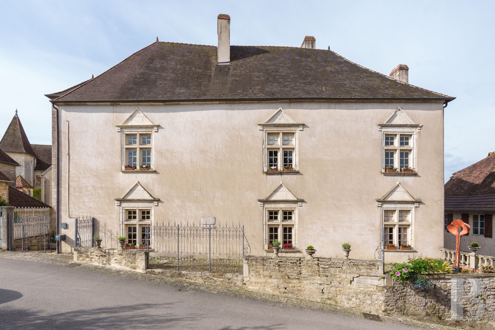En Haute-Saône, à Pesmes, un château des 15e et 16e siècles dominant le village et la vallée de l’Ognon - photo  n°39