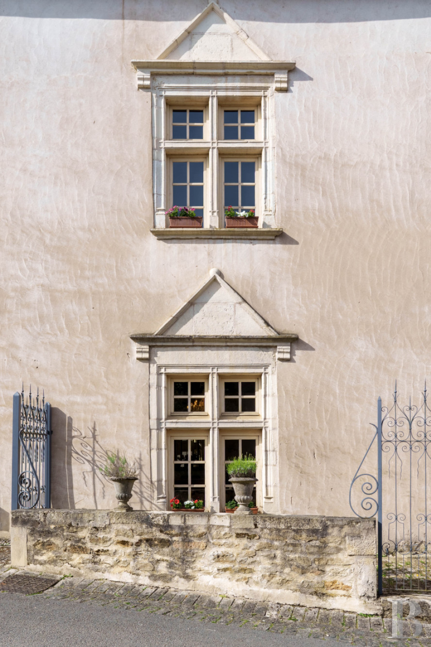 En Haute-Saône, à Pesmes, un château des 15e et 16e siècles dominant le village et la vallée de l’Ognon - photo  n°40