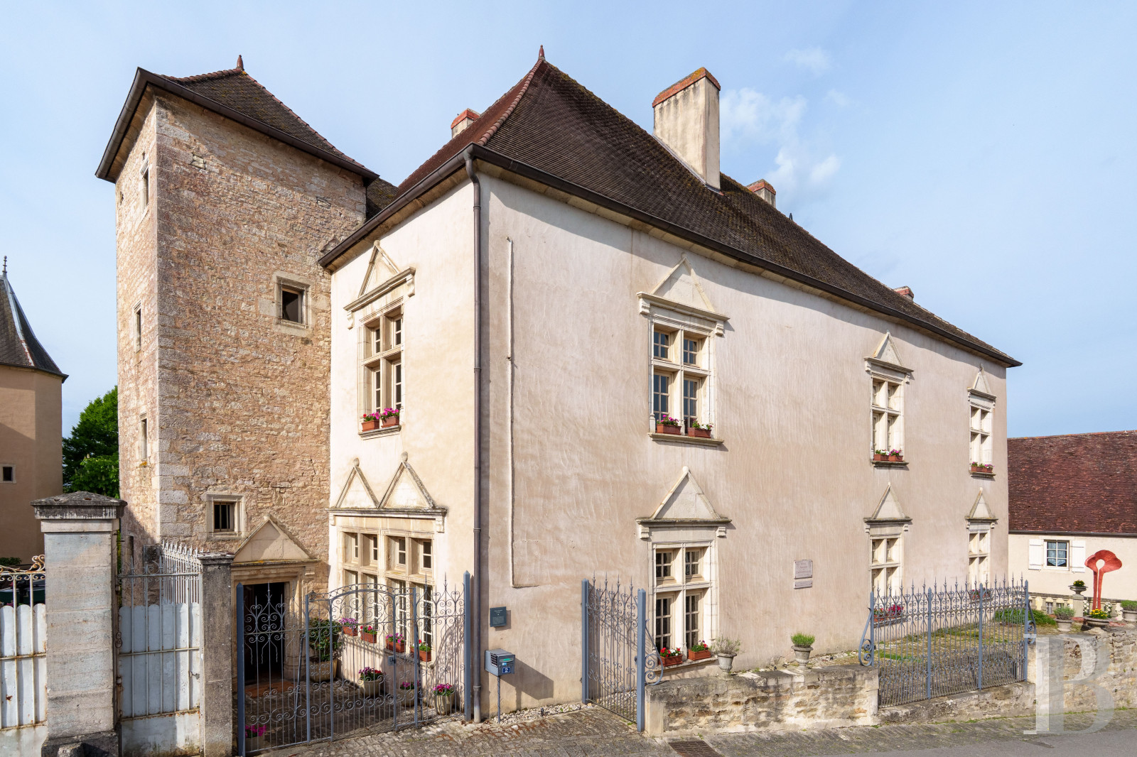 En Haute-Saône, à Pesmes, un château des 15e et 16e siècles dominant le village et la vallée de l’Ognon - photo  n°2