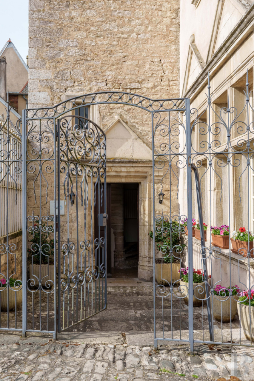 En Haute-Saône, à Pesmes, un château des 15e et 16e siècles dominant le village et la vallée de l’Ognon - photo  n°41