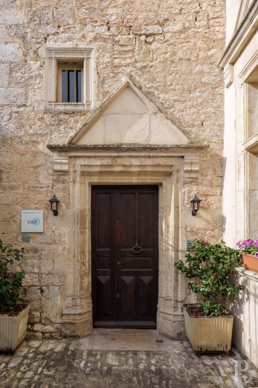 En Haute-Saône, à Pesmes, un château des 15e et 16e siècles dominant le village et la vallée de l’Ognon - photo  n°4