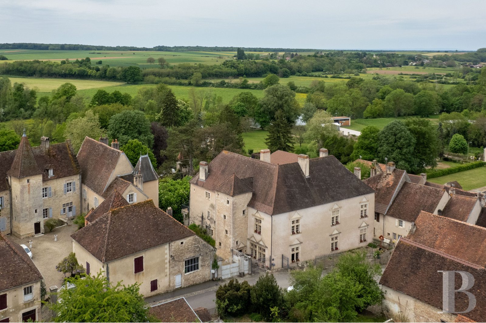 En Haute-Saône, à Pesmes, un château des 15e et 16e siècles dominant le village et la vallée de l’Ognon - photo  n°1