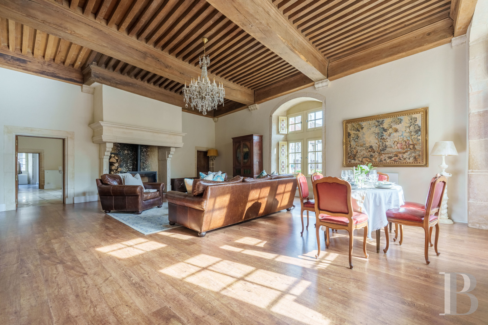 En Haute-Saône, à Pesmes, un château des 15e et 16e siècles dominant le village et la vallée de l’Ognon - photo  n°6