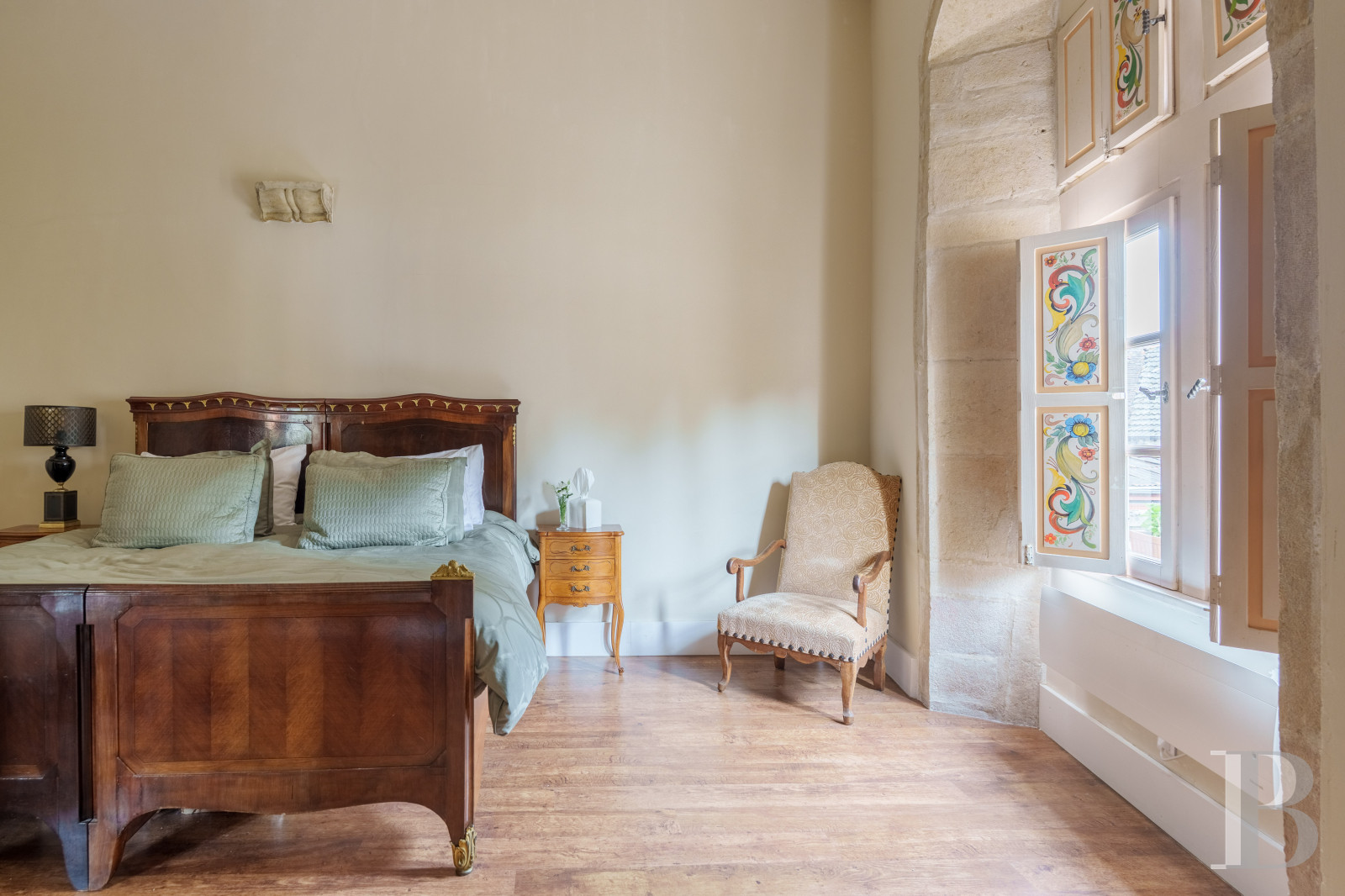 En Haute-Saône, à Pesmes, un château des 15e et 16e siècles dominant le village et la vallée de l’Ognon - photo  n°12