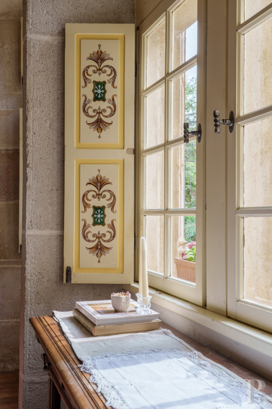 En Haute-Saône, à Pesmes, un château des 15e et 16e siècles dominant le village et la vallée de l’Ognon - photo  n°10