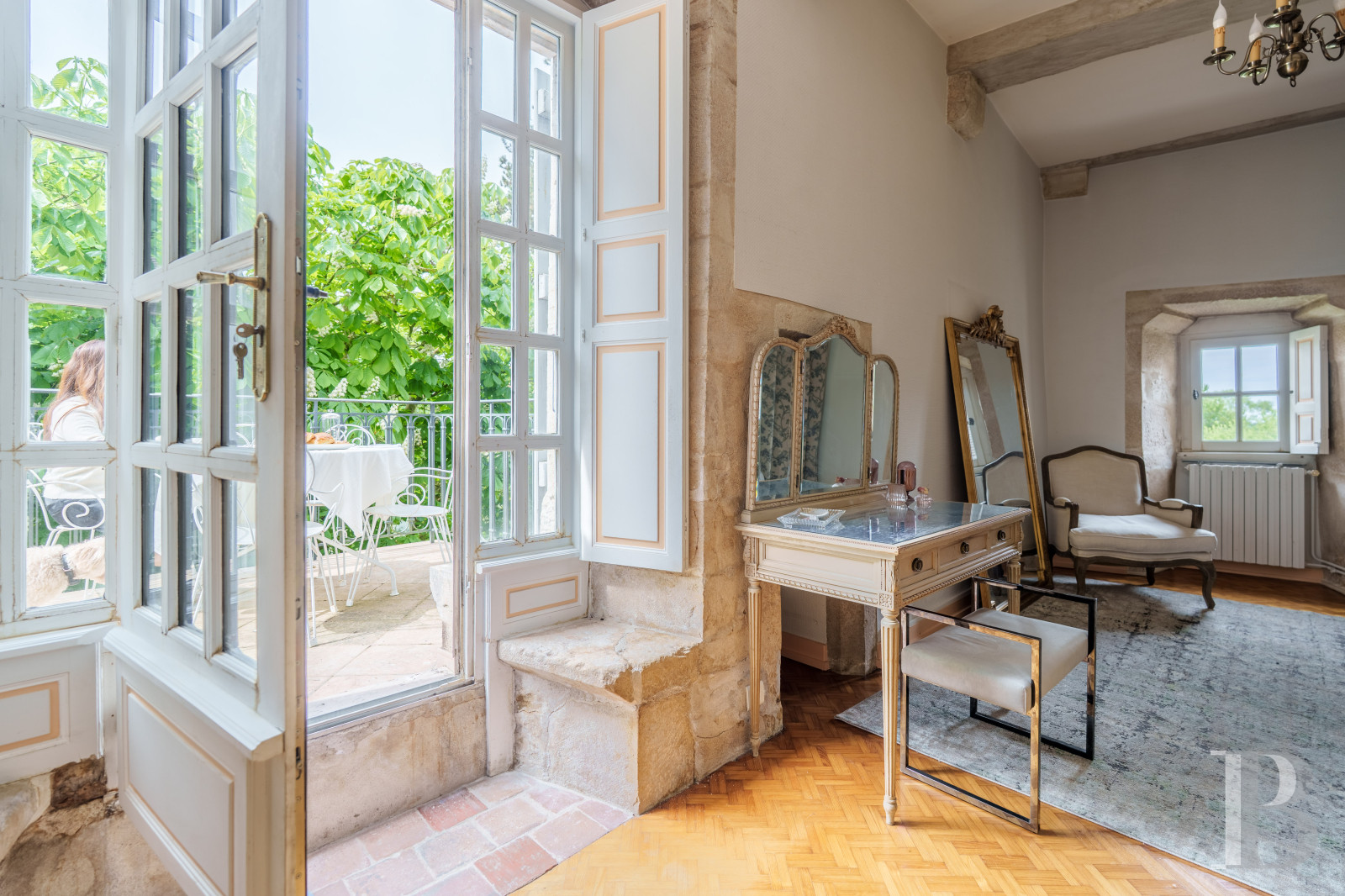 En Haute-Saône, à Pesmes, un château des 15e et 16e siècles dominant le village et la vallée de l’Ognon - photo  n°16