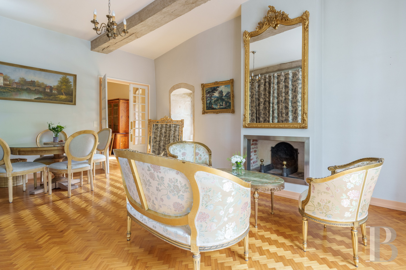 En Haute-Saône, à Pesmes, un château des 15e et 16e siècles dominant le village et la vallée de l’Ognon - photo  n°18
